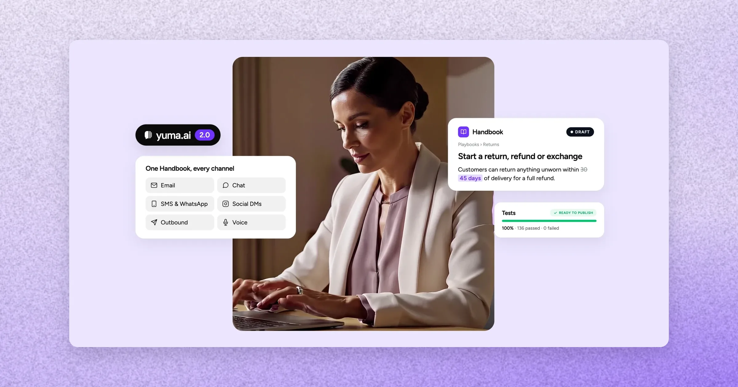 Mujer trabajando con un portátil junto a tarjetas de Yuma 2.0 sobre el Handbook, sus canales y los tests de playbooks, sobre un fondo lavanda.