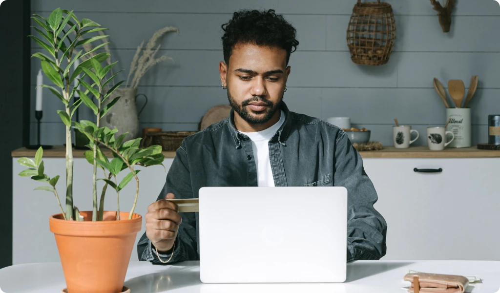 Client vérifiant le statut de sa commande sur un ordinateur portable, illustrant le workflow de support WISMO